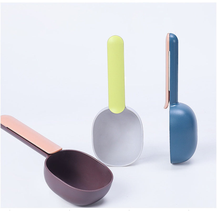 Pet food scoop
